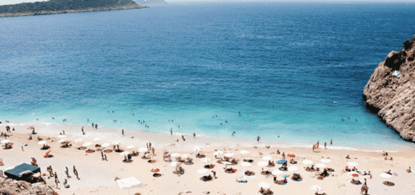 Cible SEO Yoast | Plage animée; montagnes et mers.