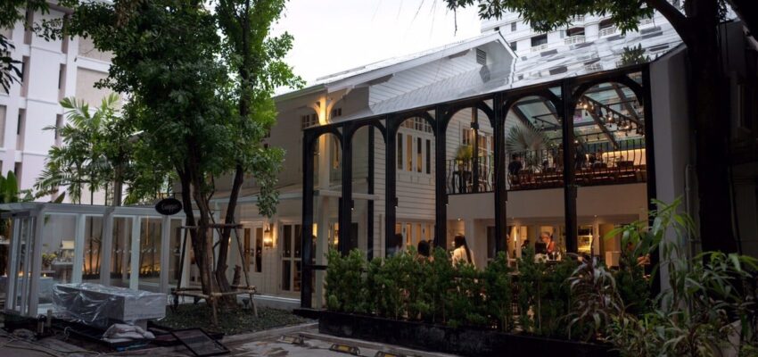 Restaurant charmant à Bangkok, verdure luxuriante.