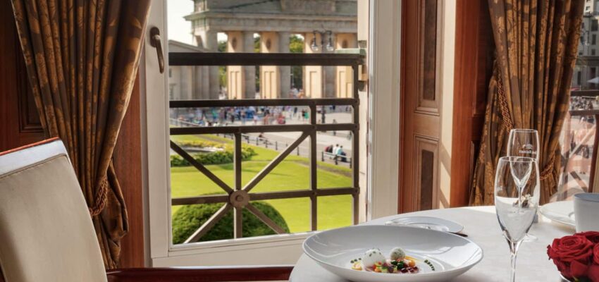 Porte de Brandebourg vue depuis une table dressée élégamment.