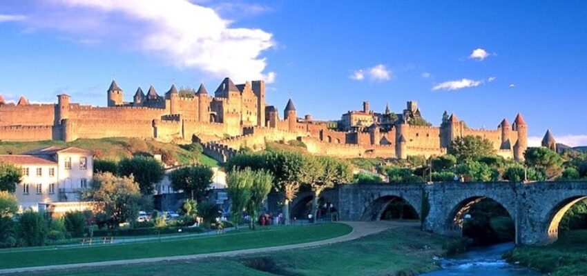 Carcassonne : vue panoramique, forteresse médiévale et verdure.