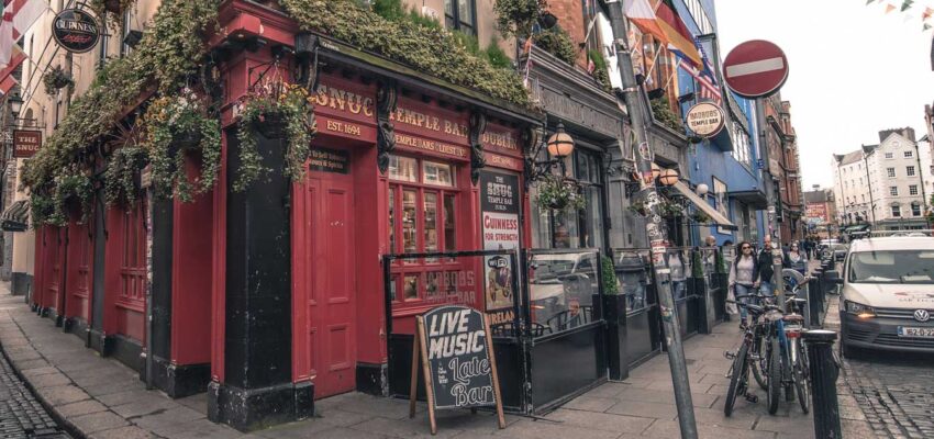 Un pub historique, des portes rouges, des affiches de musique live.