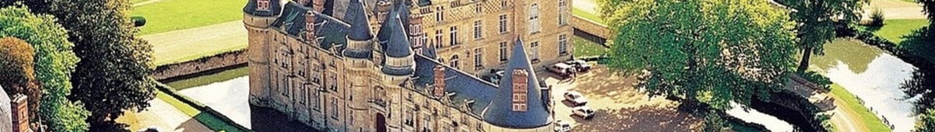 Béreljen helikoptert a Château D’Esclimont-hoz, a Tour de Paris átrepülésével együtt