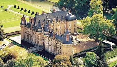 Béreljen helikoptert a Château D’Esclimont-hoz, a Tour de Paris átrepülésével együtt