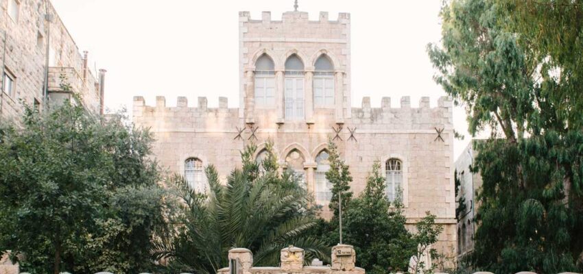 בית האמנים: Bâtiment historique en pierre avec menorah