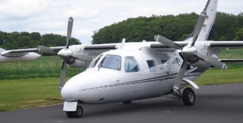 Location jet privé : avion stationné sur un aérodrome.