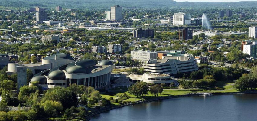 Musée canadien de l'histoire, paysage urbain, collines verdoyantes, rivière.