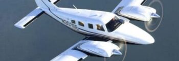**location jet privé, petit avion bleu au décolleté**