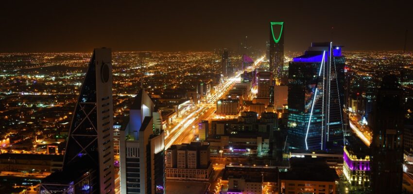 location de jet privé - Vue aérienne nocturne Riyad illuminée.