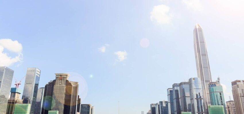 Skyline de Shenzhen avec gratte-ciel et reflets au bord de l’eau.