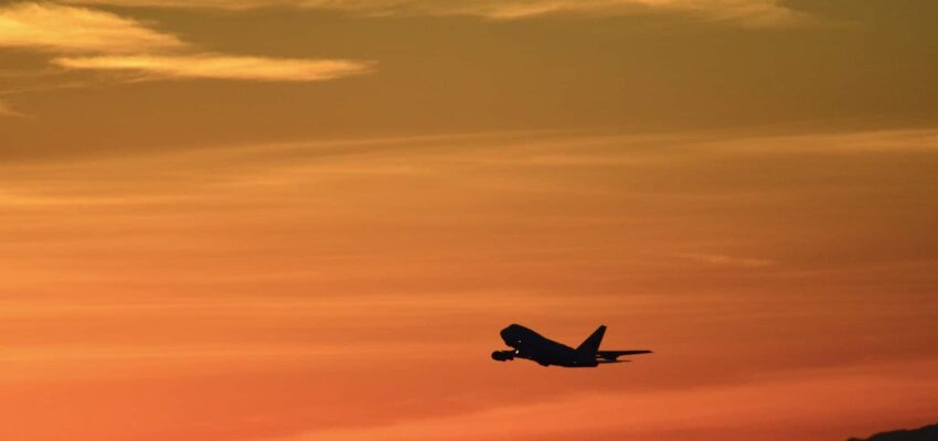 location de jet privé: avion au coucher du soleil.
