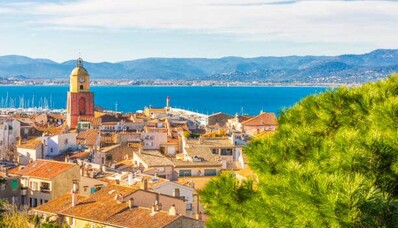 Helikopteres repülés a Saint-Tropez-i öböl felett