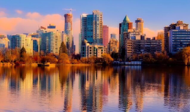 Reflet du coucher de soleil sur l'horizon de Vancouver, escapade luxueuse parfaite.
