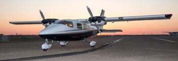 Vulcanair P68 turbo sur le tarmac avec couché de soleil