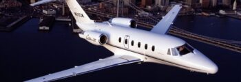 Location de jet privé : CESSNA CITATION VI survolant ville.