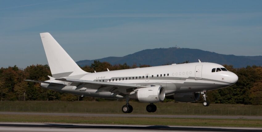 Airbus A318 sur la piste de décollage