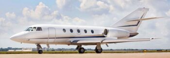 Falcon 20 blanc sur le tarmac
