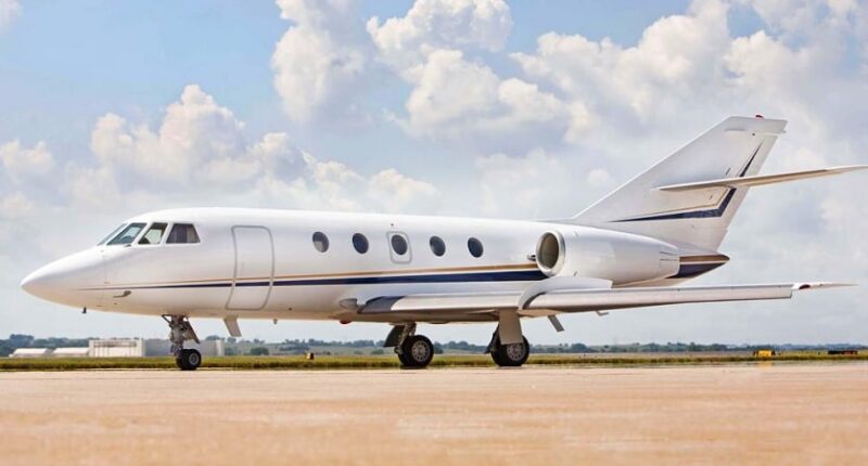 Jet privé Falcon 20 intérieur beige avec nourriture sur la table