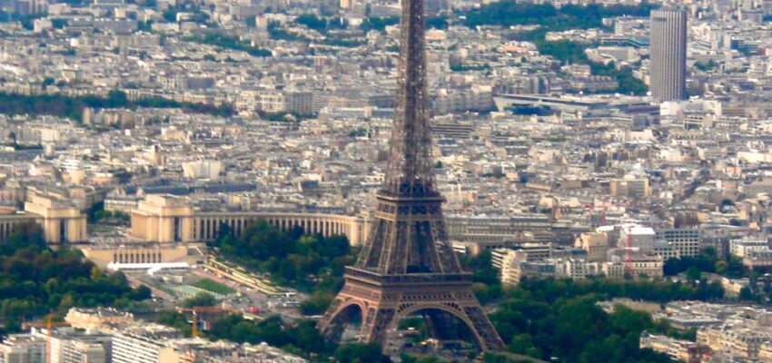 Vol en hélicoptère au-dessus de Paris