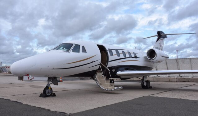 location de jet privé Citation VII sur tarmac nuageux