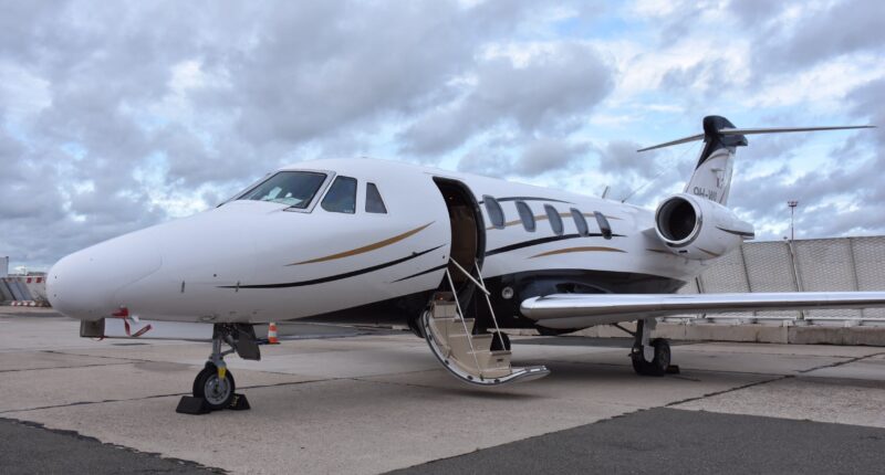 Location de jet privé : intérieur luxueux avec champagne.