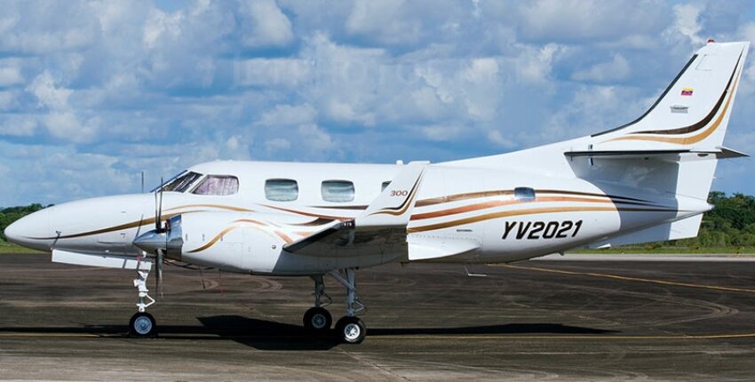 Location jet privé : MERLIN 300 blanc avec rayures.