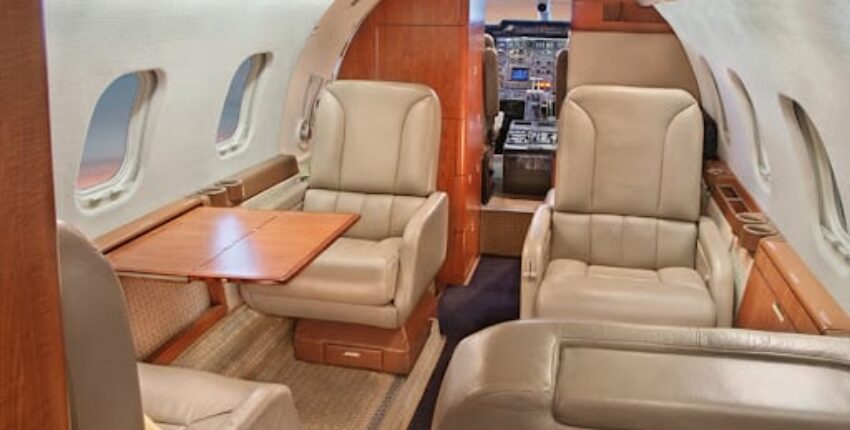location de jet privé, intérieur LEARJET 55, beige luxueux