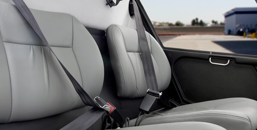 Hélicoptère Robinson R22 intérieur en cuir gris