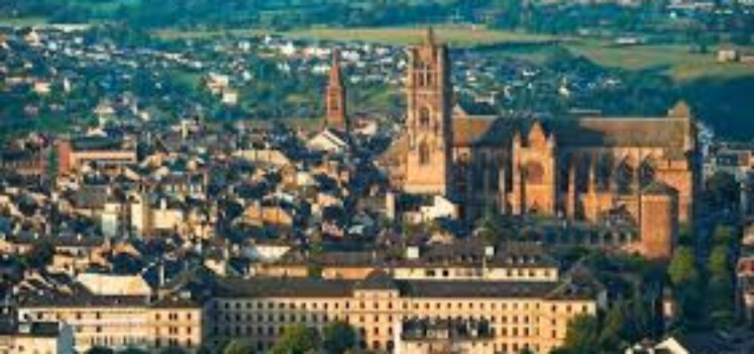Cathédrale de Rodez Aveyron charme verdure historique