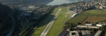 Emplacement de jet privé : pont éclairé avec drapeau américain.