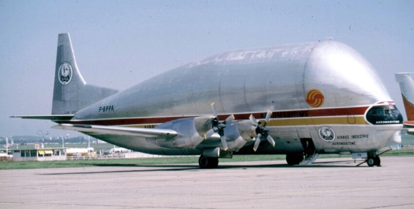 Avion cargo Super Guppy en train de décoller