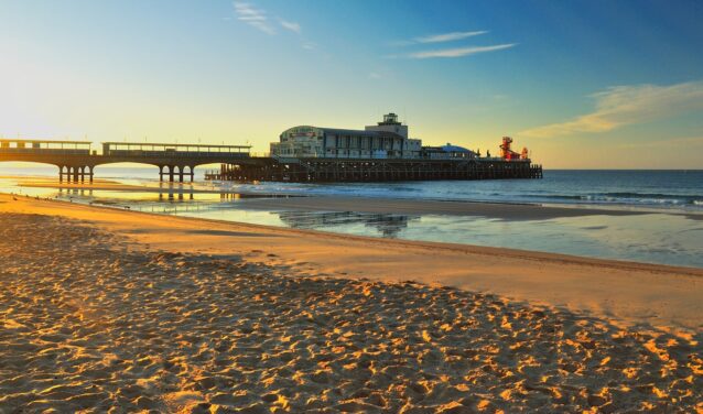 Jetée de Bournemouth au coucher du soleil avec fond d'océan calme.