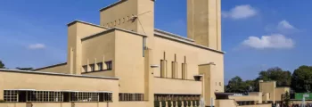 Amphithéâtre romain de Nîmes, vue aérienne ville méditerranéenne dense.
