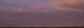 Vue sur l'océan au coucher du soleil.