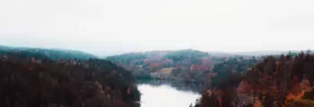 Vue aérienne de ville avec montagnes en arrière-plan.