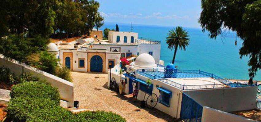 ville et mer bleue tunis