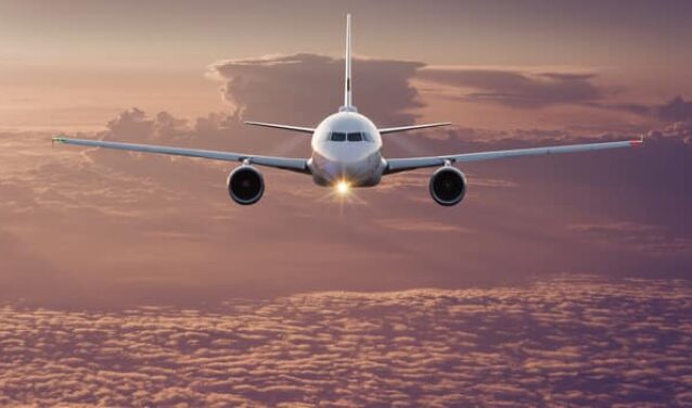 Location de jet privé Airbus A340 au coucher du soleil.