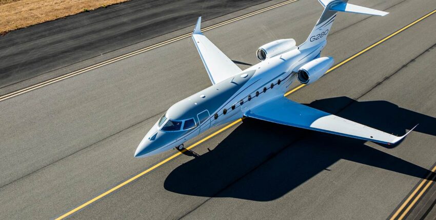 location jet privé : Gulfstream G280 taxiant sur piste.