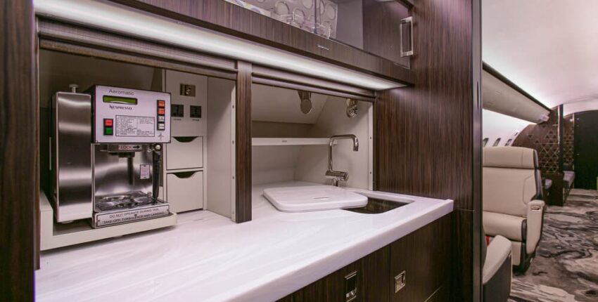 location jet privé, kitchenette luxueuse G5500 avec machine à café