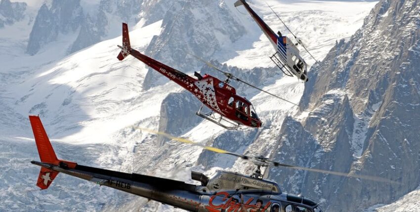 Hélicoptères dans les montagnes enneigées - location jet privé.