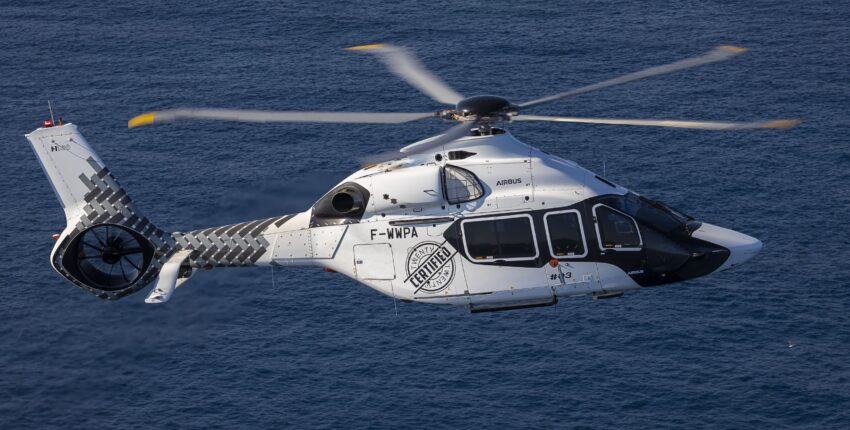 Hélicoptère H160 en vol au-dessus de la mer