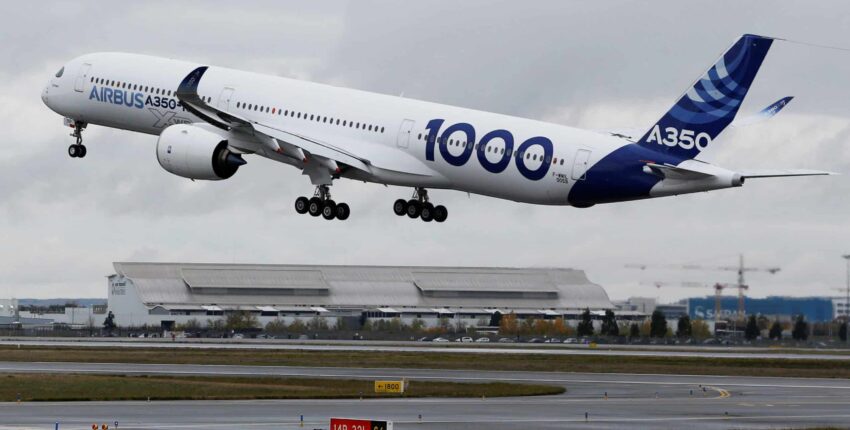 location jet privé, AIRBUS A350-1000 décolle sous ciel nuageux.