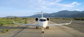 Jet privé Falcon 20 intérieur beige avec nourriture sur la table