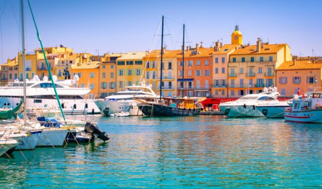 Port en Corse, ensoleillé, voiliers, yachts.