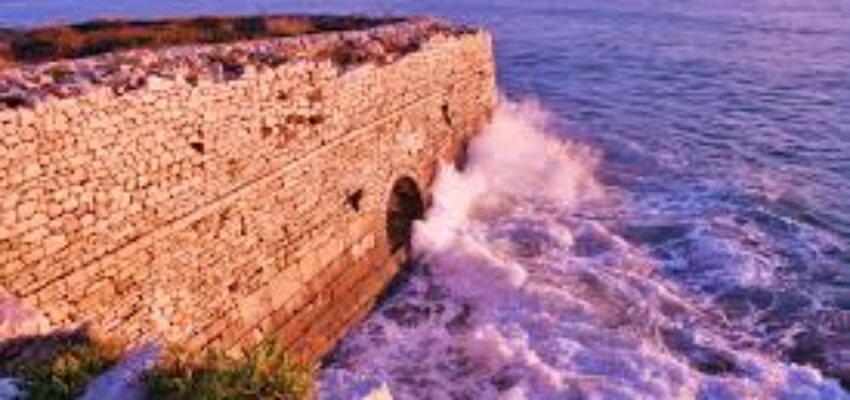 mer frappant le château de Preveza
