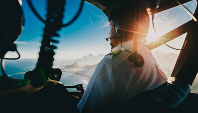 Minden, amit a helikopterpilóta szakmáról tudni kell: képzés, fizetés, karrierlehetőségek..