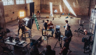 Filmstábok és gyártási felszerelések szállítása: a magánrepülést kell igénybe venni.