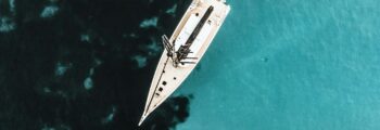 Hôtel Burj Al Arab ; canal et palmiers en arrière-plan.